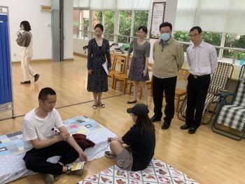學校領導慰問獻血師生