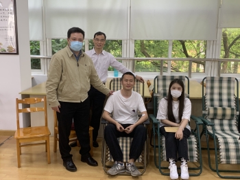 學校領導慰問獻血師生