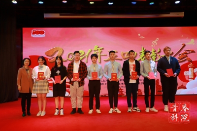 副校長胡曉暉為學生頒獎